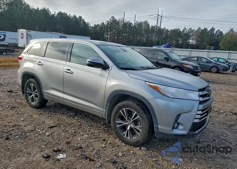 2018 Toyota Highlander Le z USA, uszkodzony, nr VIN 5TDBZRFH3JS894297